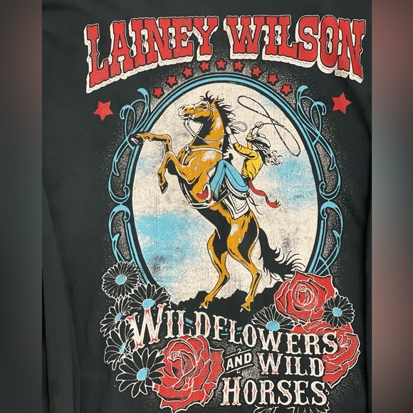 Daydreamer Tops - Daydreamer Lainey Wilson
Long Sleeve Graphic Tee One Size